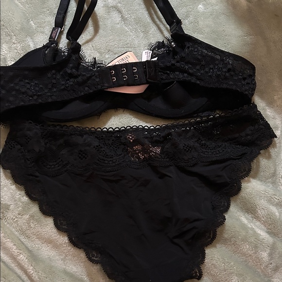 Black Lace Lingerie Set - Picture 2 of 3